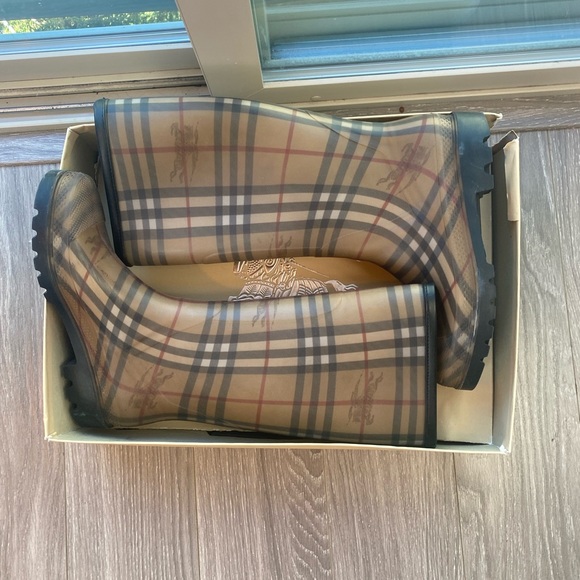 - Burberry Classic Check Rain Boots, size 7 - Picture 2 of 14
